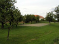 Volejbalové hřiště v sadu Třešňovka